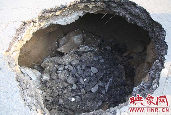 坑口直徑約兩米，路面下形成中空的大坑，約有15平方米。