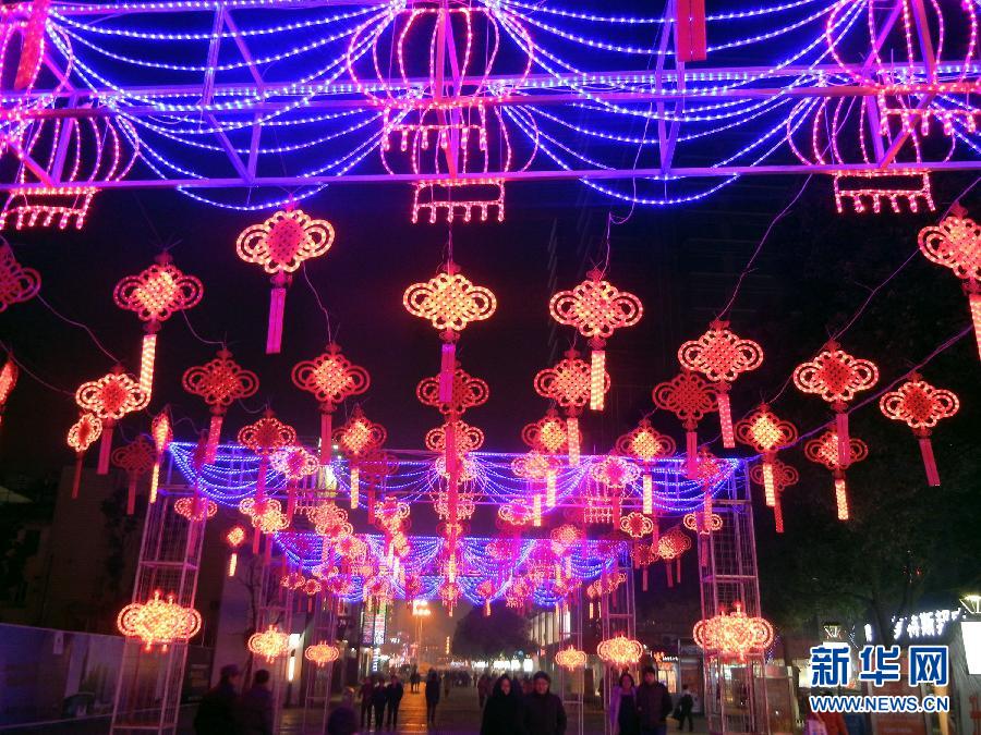 　1月30日，市民走在由中國結(jié)霓虹燈裝扮的蘇州街頭。