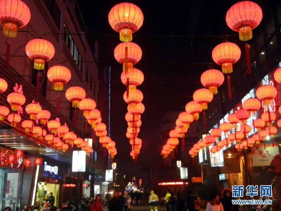 　1月30日，市民行走在大紅燈籠裝飾的蘇州街頭。