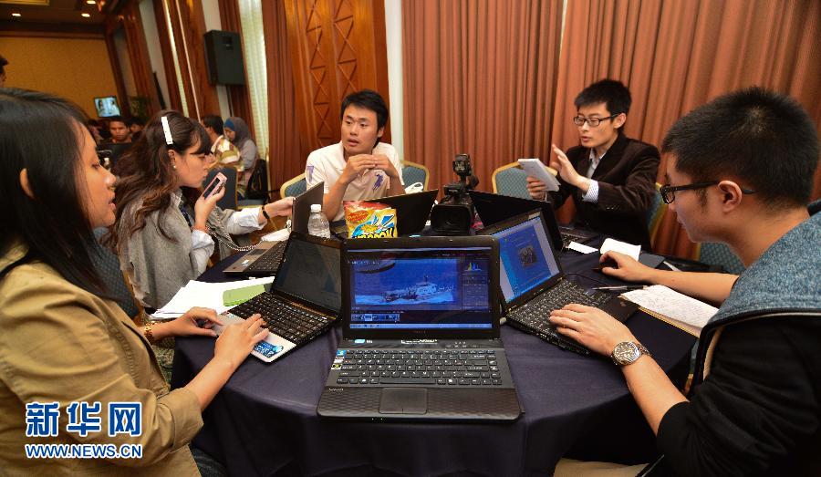 　3月10日，在馬來西亞吉隆坡，新華社吉隆坡分社記者在處理新聞。