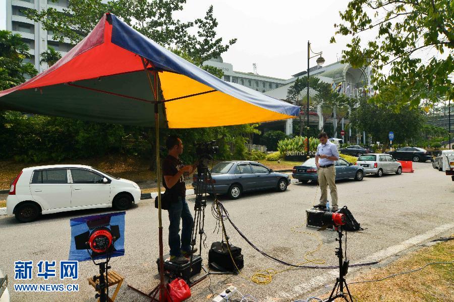 3月10日，在馬來西亞吉隆坡，一家國(guó)際媒體在酒店外準(zhǔn)備做聯(lián)播。