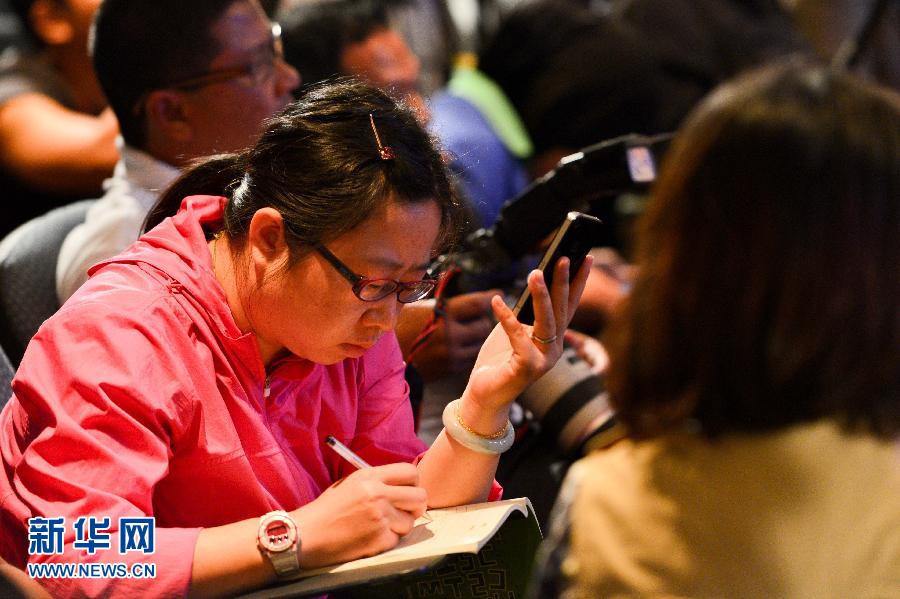 3月10日，在馬來西亞吉隆坡，一名媒體記者在新聞發(fā)布會(huì)上做記錄。