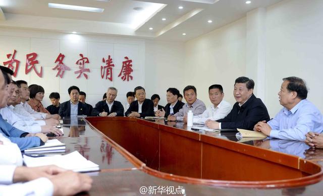 習(xí)近平在張市鎮(zhèn)召開座談會(huì)