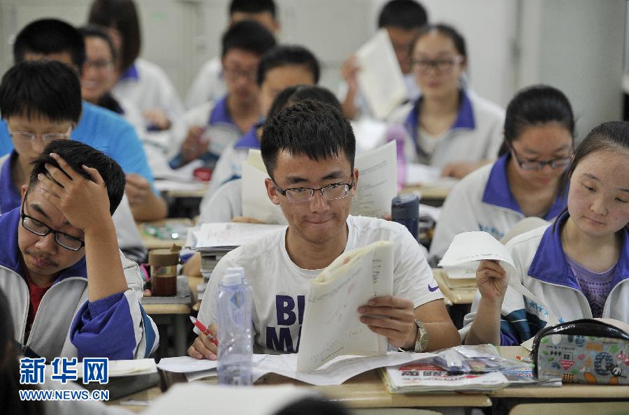 6月3日，銀川一中高三學生在教室里復習功課。