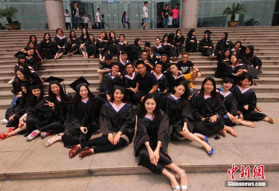 6月6日，浙江理工大學(xué)的畢業(yè)生們?cè)谛@中以賣(mài)萌、搞怪等獨(dú)具青春特色的方式告別大學(xué)生涯。中新社發(fā) 李晨
