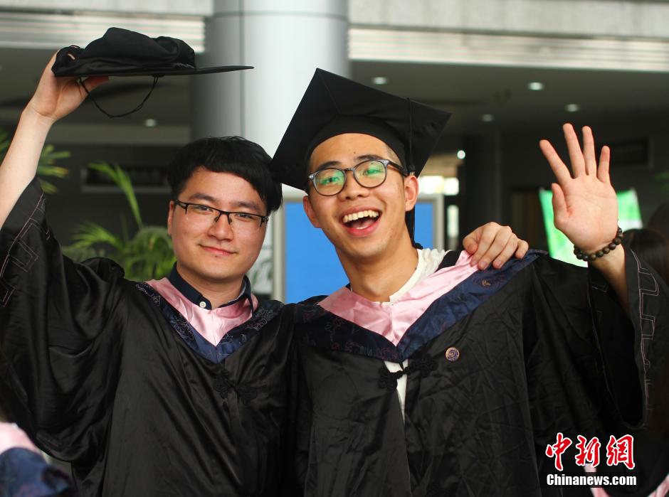 6月6日，浙江理工大學(xué)的畢業(yè)生們?cè)谛@中以賣(mài)萌、搞怪等獨(dú)具青春特色的方式告別大學(xué)生涯。中新社發(fā) 李晨