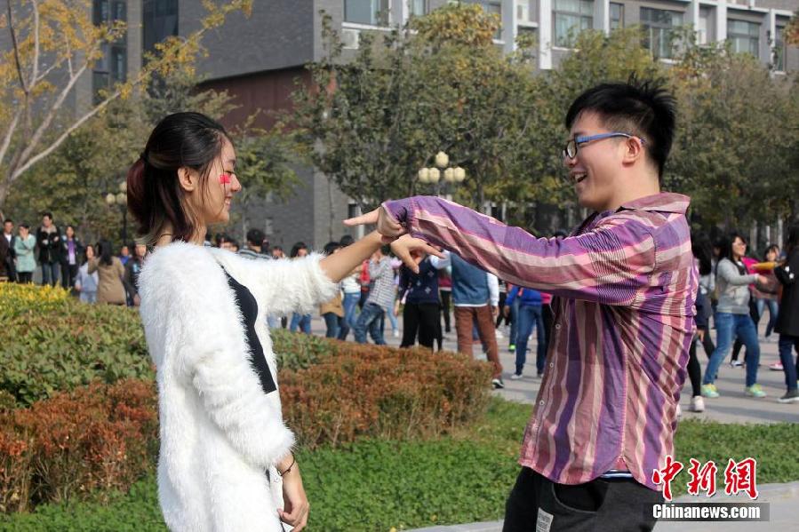 11月11日，河南財經(jīng)政法大學校園內，300名在校大學生在上演了一出“光棍”也瘋狂的“快閃”大戲。