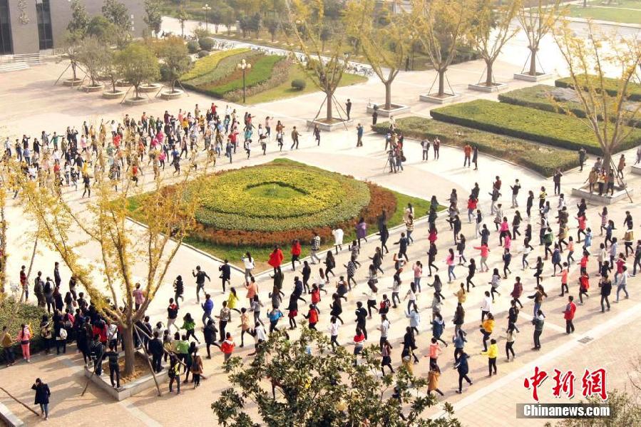 11月11日，河南財經(jīng)政法大學校園內，300名在校大學生在上演了一出“光棍”也瘋狂的“快閃”大戲。