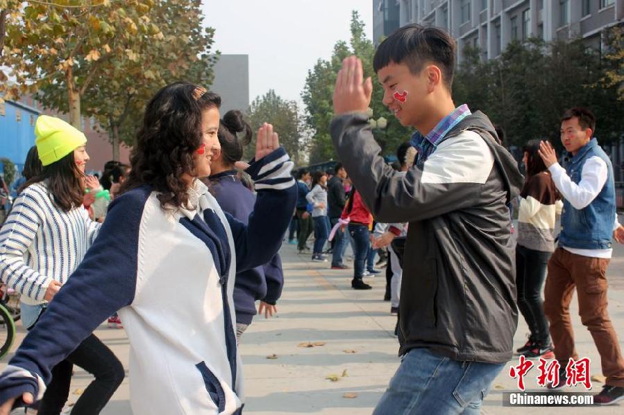 11月11日，河南財經(jīng)政法大學校園內，300名在校大學生在上演了一出“光棍”也瘋狂的“快閃”大戲。