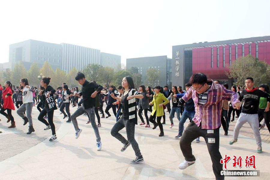 11月11日，河南財經(jīng)政法大學校園內，300名在校大學生在上演了一出“光棍”也瘋狂的“快閃”大戲。