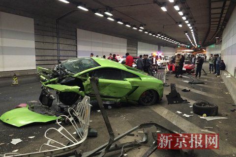 一輛蘭博基尼與一輛法拉利發(fā)生事故，現(xiàn)場狀況慘烈