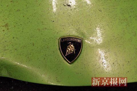 一輛蘭博基尼與一輛法拉利發(fā)生事故，現(xiàn)場狀況慘烈