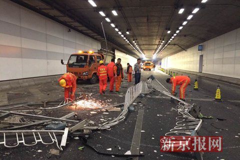 一輛蘭博基尼與一輛法拉利發(fā)生事故，現(xiàn)場狀況慘烈