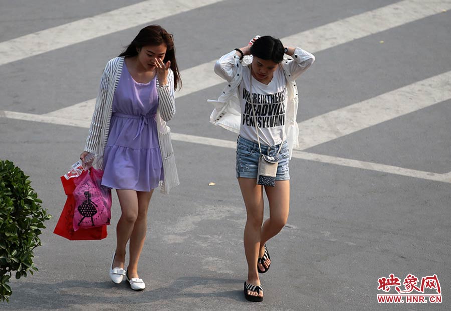 太熱了，還是把頭發(fā)扎起來