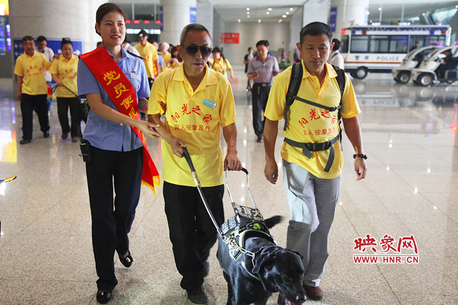 接到鄭州市愛心導(dǎo)盲犬服務(wù)中心的乘車請求后，鄭州東站抽調(diào)了工作人員進行對接，提前做好服務(wù)引導(dǎo)準備。