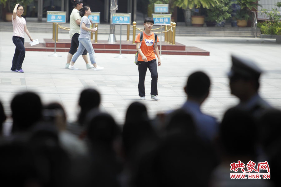 6月7日，鄭州回中考點，在家長期待的目光中，第一位考生走出考場