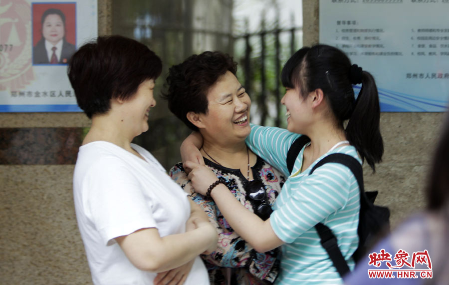 6月7日，鄭州回中考點，走出考場的考生和家長擁抱在一起
