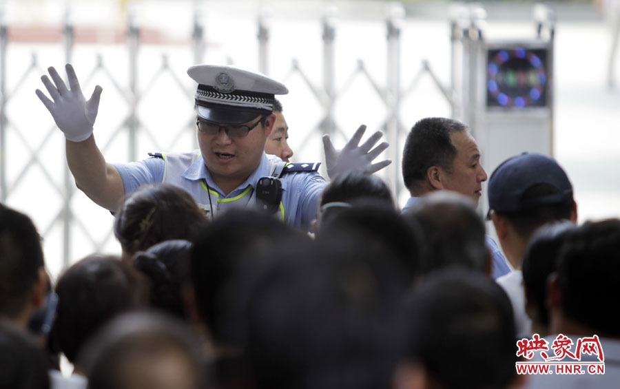 6月7日，鄭州回中考點，交警在考場外維持秩序