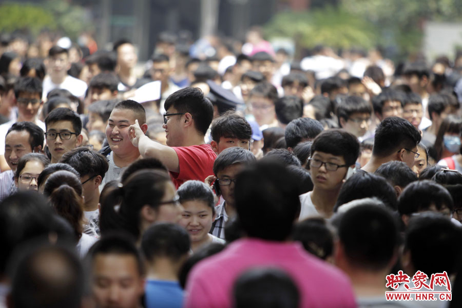 6月7日，鄭州回中考點，考生走出考場，面露笑容