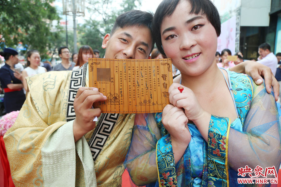 一對兒情侶現(xiàn)場展示“賣身契”內(nèi)容。
