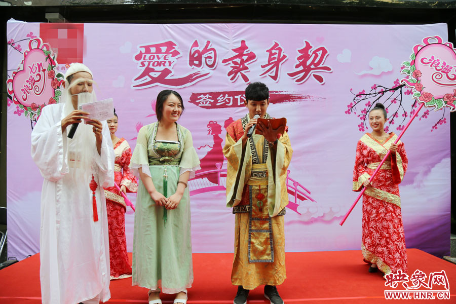男子現(xiàn)場宣讀“賣身契”的內(nèi)容，讓大家作證。