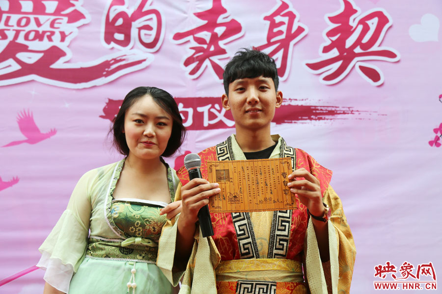 現(xiàn)場的8名男子異口同聲地表示，如違反此契約，可以接受處以極刑。