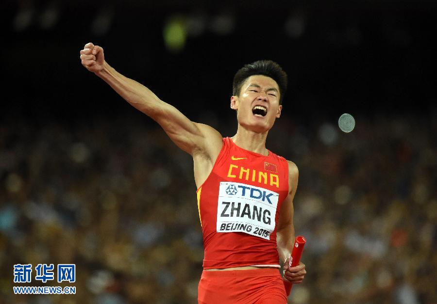 8月29日，中國隊選手張培萌沖過終點(diǎn)線后振臂歡呼。