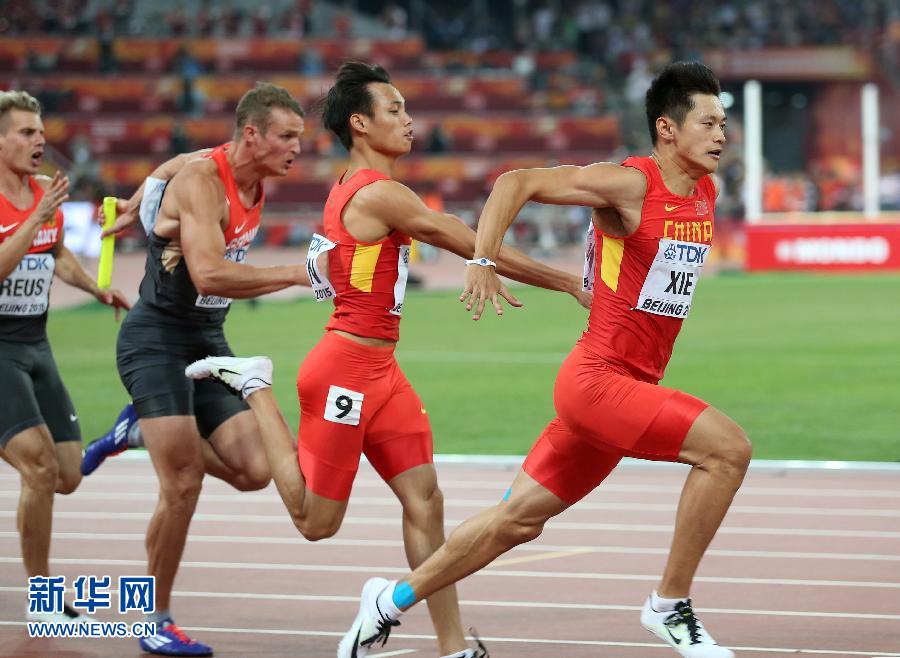 中國隊選手謝震業(yè)（右一）和莫有雪在比賽中交接棒。