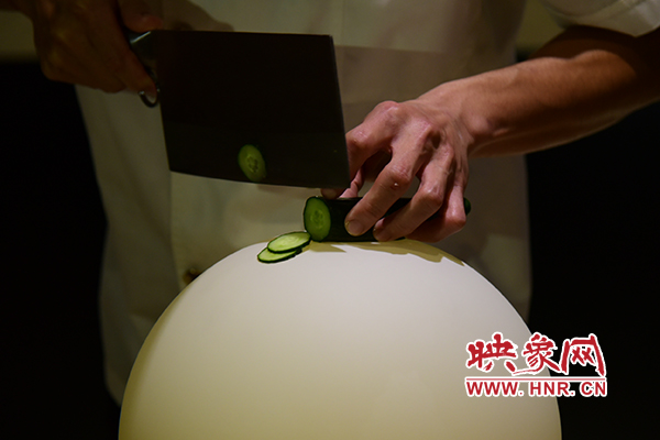 在面團(tuán)氣球上切菜。