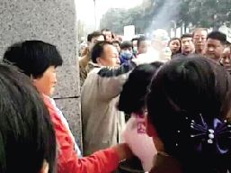 一對(duì)夫婦攔住小學(xué)生求助，被家長(zhǎng)和市民當(dāng)成人販子圍毆