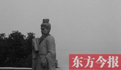 23日，從中原福塔基座平臺(tái)看向世紀(jì)歡樂園的景象