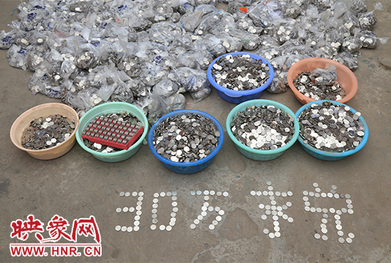 據(jù)負(fù)責(zé)清點(diǎn)“巨資”的張大爺介紹，這筆“巨資”積攢了兩個(gè)月左右，有30萬左右，重達(dá)3000多斤。