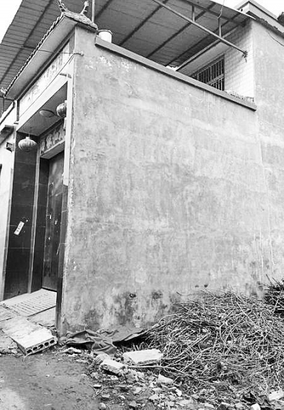 李曉陽跳下來的位置位于家里的二樓平臺上，距離地面五六米高。