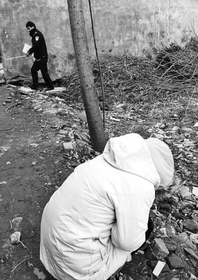 案發(fā)現(xiàn)場附近，死者的姐姐在痛哭。