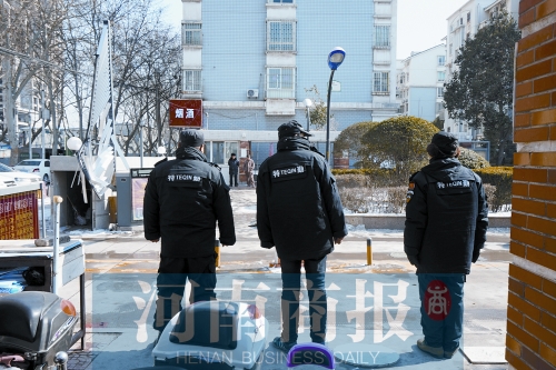 小區(qū)門口有兩撥保安把門，分屬不同的物業(yè)公司