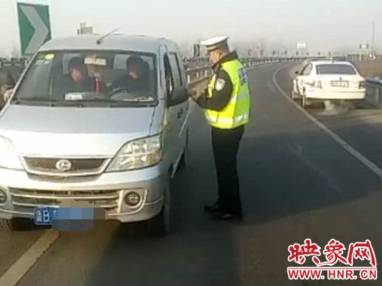 2月3日，一名男子因錯過了路口不顧自身安全竟然在高速上逆行，被焦作高速交警逮個正著。