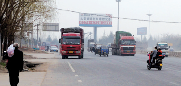 距離事故現(xiàn)場(chǎng)不遠(yuǎn)，仍有人騎電動(dòng)車(chē)帶著孩子橫穿馬路