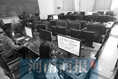 鄭州黃河護(hù)理職業(yè)學(xué)院的微機(jī)室內(nèi)，一女學(xué)生正在打游戲