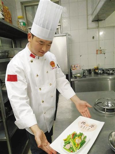 南陽一高校出倆“網(wǎng)紅” 保安出手寫書法大家驚呆