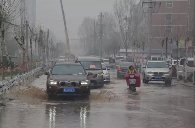 鄭州一道路常年積水 商戶調(diào)侃“欲買(mǎi)船”
