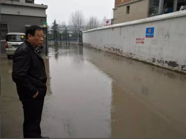 鄭州一道路常年積水 商戶調(diào)侃“欲買(mǎi)船”