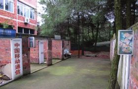 緊挨鐵山坪基地，有一條“迷你”街道，雖然簡陋，但尚未拆去的店鋪名稱顯出了曾經(jīng)的“繁華”。組圖/記者倪志剛