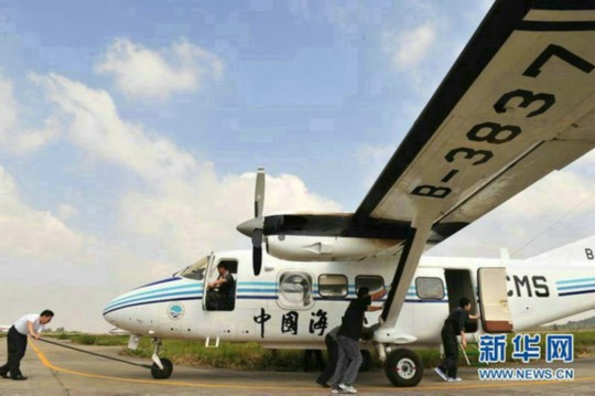 資料圖：中國海監(jiān)東海航空支隊舟山基地工作人員正在進行運-12飛機備航。