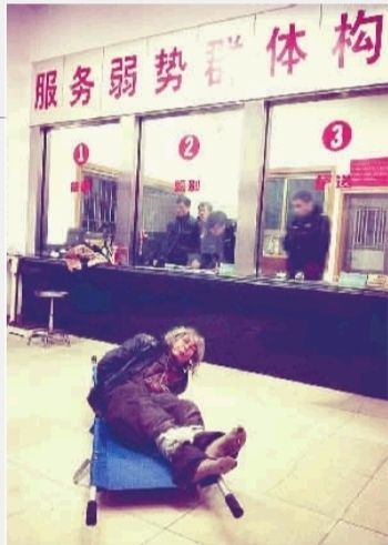 1月7日23點(diǎn)50分，長(zhǎng)沙市救助管理站大廳，一名老年流浪者躺在擔(dān)架上，無助地看著記者。