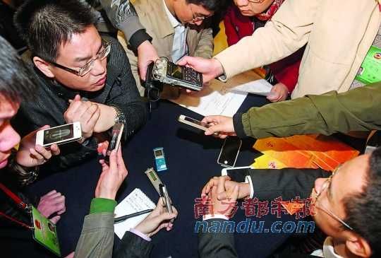 咨詢問政會上，記者的錄音設備遍布臺面。南都記者 馮宙鋒 攝