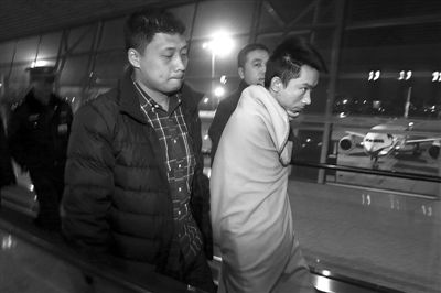 昨日，首都機場，跨國綁架勒索團伙首犯中國籍男子奚某被押解回國。新京報記者 尹亞飛 攝