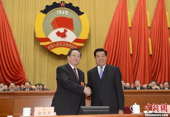 3月11日下午，全國政協(xié)十二屆一次會議在北京人民大會堂舉行第四次全體會議，俞正聲當(dāng)選政協(xié)第十二屆全國委員會主席。圖為政協(xié)第十一屆全國委員會主席賈慶林和俞正聲握手，表示祝賀。中新社發(fā) 廖攀 攝