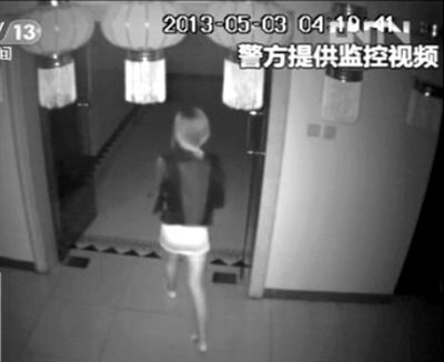 監(jiān)控視頻中，女子獨(dú)自走向墜樓處。 央視視頻截圖