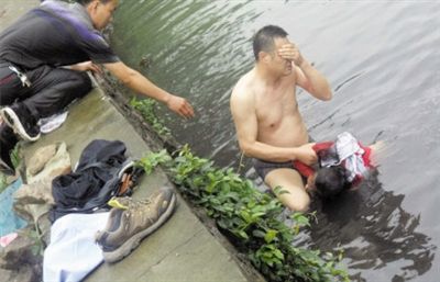 網友貼出民警張光聰一出河水就睜不開眼，用手抹去臉上臟水的照片。