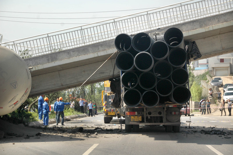 貴陽(yáng)大罐車攔腰撞垮人行天橋